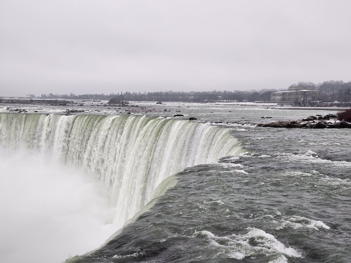 Private Tour vs Group Bus Tour: Which is Better for Niagara Falls?